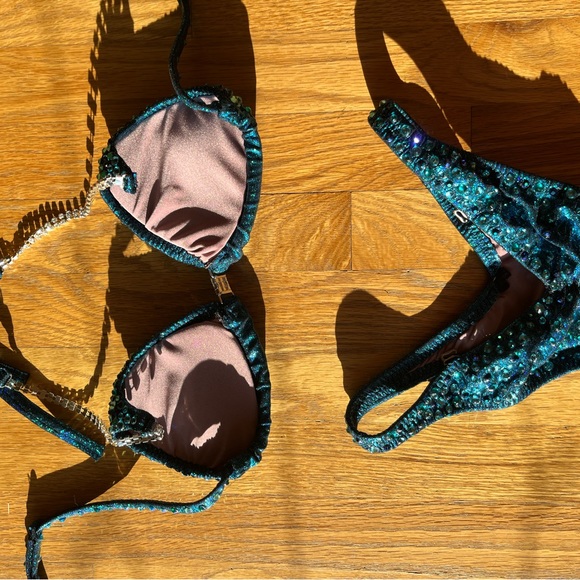 Women’s Figure Suit - Picture 2 of 3